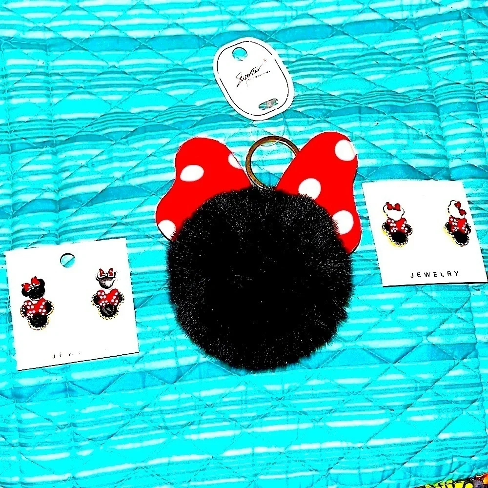 🆕 Minnie Mouse 4 Earrings and Keychain Bundle